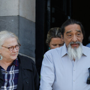 Exclusif - Josiane Balasko et son mari George Aguilar - Obsèques de Nancy Holloway - Personalités à la sortie du crématorium du Père Lachaise à Paris le 6 septembre 2019. 