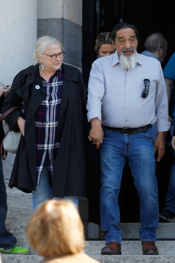Exclusif - Josiane Balasko et son mari George Aguilar - Obsèques de Nancy Holloway - Personalités à la sortie du crématorium du Père Lachaise à Paris le 6 septembre 2019. 