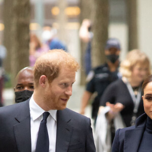 Le prince Harry, duc de Sussex, et Meghan Markle, duchesse de Sussex, à leur arrivée au Mémorial du 11 septembre et au One World Trade Center à New York. Le 23 septembre 2021.