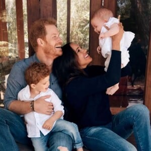 Le prince Harry, Meghan Markle et leurs deux enfants Archie et Lilibet. Photo prise par leur ami photographe Alexi Lubomirski et dévoilée pour leur carte de voeux en décembre 2021.