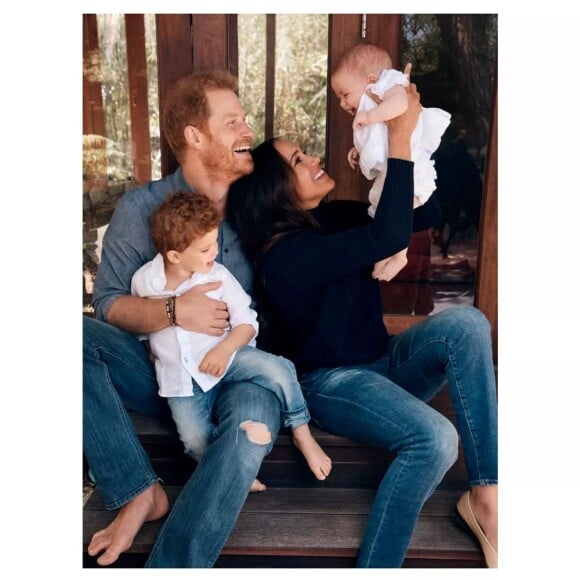 Le prince Harry, Meghan Markle et leurs deux enfants Archie et Lilibet. Photo prise par leur ami photographe Alexi Lubomirski et dévoilée pour leur carte de voeux en décembre 2021.