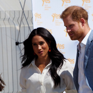 Le prince Harry, duc de Sussex, et Meghan Markle, duchesse de Sussex, rencontrent des jeunes entrepreneurs locaux à Tembisa, Afrique du Sud, le 2 octobre 2019, et prennent connaissance d'initiatives en matière de compétences répondant au défi croissant du chômage auquel font face les jeunes en Afrique du Sud, le dernier jour de leur tournée en Afrique. 