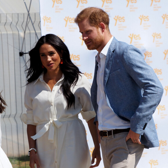 Le prince Harry, duc de Sussex, et Meghan Markle, duchesse de Sussex, rencontrent des jeunes entrepreneurs locaux à Tembisa, Afrique du Sud, le 2 octobre 2019, et prennent connaissance d'initiatives en matière de compétences répondant au défi croissant du chômage auquel font face les jeunes en Afrique du Sud, le dernier jour de leur tournée en Afrique. 