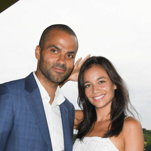 Tony Parker et sa compagne Alizé Lim - Tony Parker devient l'ambassadeur des courses hippiques en France et lance une série sur la chaine Equidia à l'Hippodrome ParisLongchamp le 17 juin 2021. © Coadic Guirec / Bestimage 