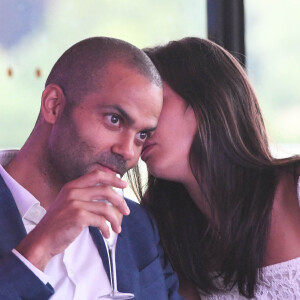 Tony Parker et sa compagne Alizé Lim - Tony Parker devient l'ambassadeur des courses hippiques en France et lance une série sur la chaine Equidia à l'Hippodrome ParisLongchamp le 17 juin 2021. © Coadic Guirec / Bestimage 