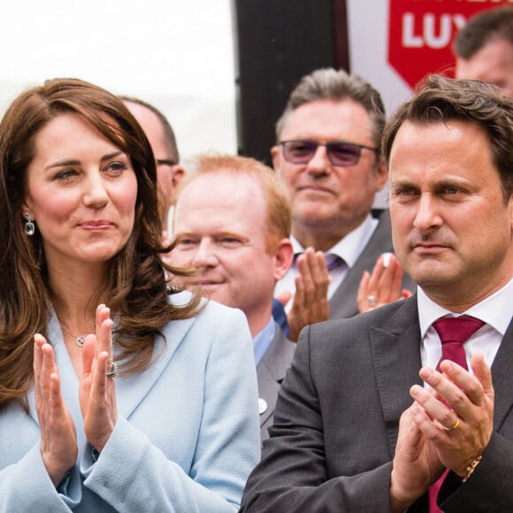 Catherine (Kate) Middleton, duchesse de Cambridge et Xavier Bettel, premier ministre du Grand-Duché de Luxembourg - Catherine Kate Middleton, la duchesse de Cambridge en visite au Luxembourg, le 11 mai 2017. Kate Middleton visite "l'urban-art-project "sur la place Clairefontaine lors de la célébration du 150e anniversaire de la signature du Traité de Londres. 