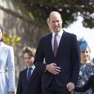 Le prince William, duc de Cambridge, et Catherine (Kate) Middleton, duchesse de Cambridge, et leurs enfants, arrivent à la chapelle Saint-Georges de Windsor pour assister à la messe de Pâques, le 17 avril 2022. 