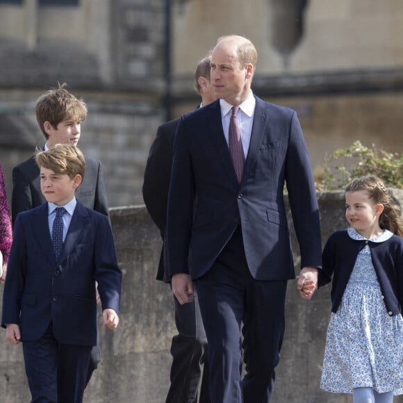 Le prince William, duc de Cambridge, et Catherine (Kate) Middleton, duchesse de Cambridge, et leurs enfants, arrivent à la chapelle Saint-Georges de Windsor pour assister à la messe de Pâques, le 17 avril 2022. 