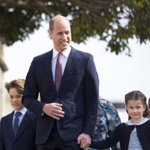 Le prince William, duc de Cambridge, et Catherine (Kate) Middleton, duchesse de Cambridge, et leurs enfants, arrivent à la chapelle Saint-Georges de Windsor pour assister à la messe de Pâques, le 17 avril 2022. 