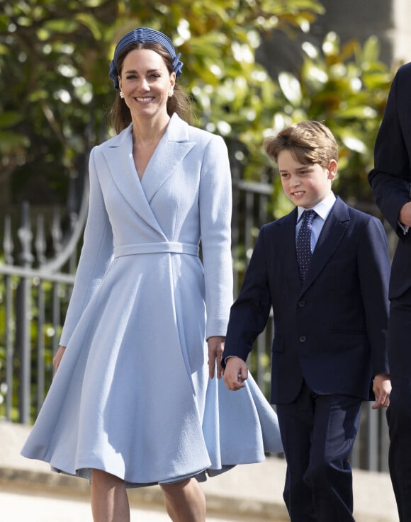 Le prince William, duc de Cambridge, et Catherine (Kate) Middleton, duchesse de Cambridge, et leurs enfants, arrivent à la chapelle Saint-Georges de Windsor pour assister à la messe de Pâques, le 17 avril 2022. 