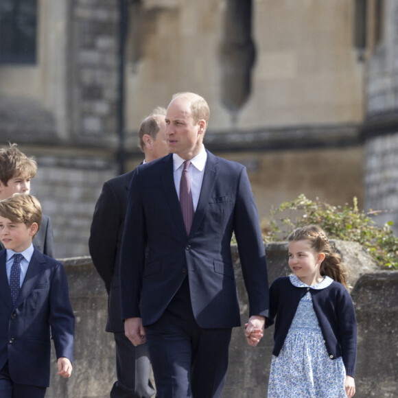 Le prince William, duc de Cambridge, et Catherine (Kate) Middleton, duchesse de Cambridge, et leurs enfants, arrivent à la chapelle Saint-Georges de Windsor pour assister à la messe de Pâques, le 17 avril 2022. 