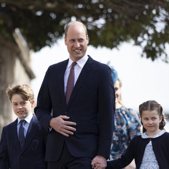 Le prince William, duc de Cambridge, et Catherine (Kate) Middleton, duchesse de Cambridge, et leurs enfants, arrivent à la chapelle Saint-Georges de Windsor pour assister à la messe de Pâques, le 17 avril 2022. 