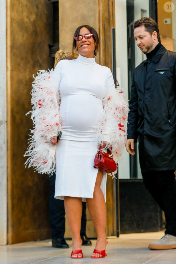 Amel Bent, enceinte, à la sortie du défilé femme Giambattista Valli Automne/Hiver 2022/2023 lors de la Fashion Week de Paris, France, le 7 mars 2022. © Veeren-Clovis/Bestimage 