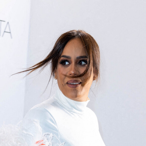 Amel Bent, enceinte, au photocall du défilé femme Giambattista Valli Automne/Hiver 2022/2023 lors de la Fashion Week de Paris, France, le 7 mars 2022. © Olivier Borde/Bestimage 