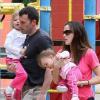 Ben Affleck et Jennifer Garner emmènent Violet et Seraphina au parc. Janvier 2010