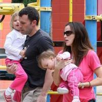 Ben Affleck est un papa et un mari comblé... entouré de ses trois Pink Ladies !