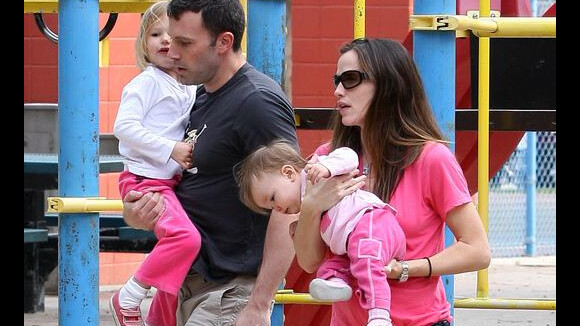 Ben Affleck est un papa et un mari comblé... entouré de ses trois Pink Ladies !