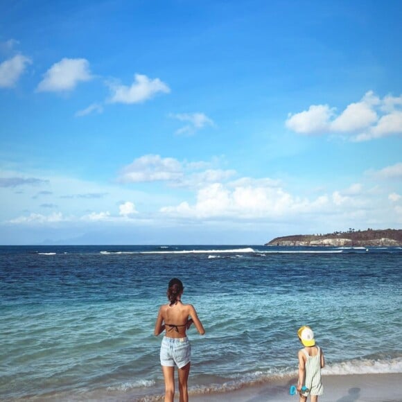 Laure Manaudou a partagé une photo de ses deux aînés, Manon et Lou, qui jouent au soleil. @ Instagram / Laure Manaudou