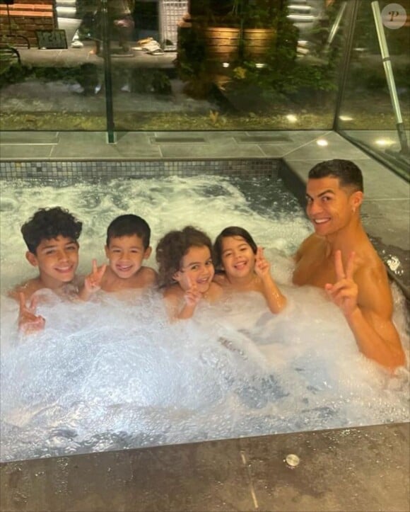 Cristiano Ronaldo avec ses 4 enfants.