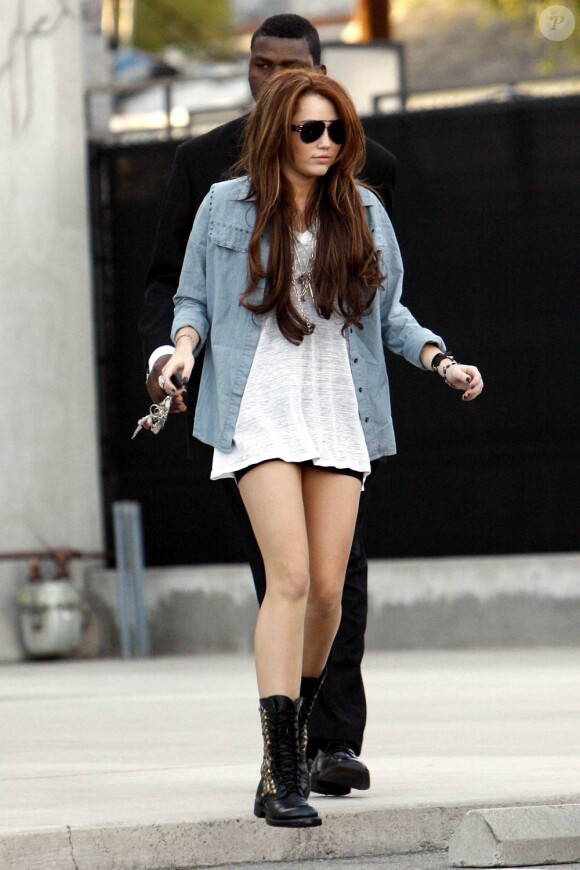 Miley Cyrus faisant du shopping  chez Maxfield à West Hollywood, le 24 janvier 2010