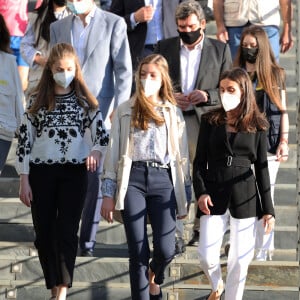 La princesse Leonor (chemisier noir et blanc), Le roi Felipe VI et la reine Letizia d'Espagne, L'infante Sofia d'Espagne - Visite royale au centre pour réfugiés ukrainiens Creade à Pozuelo de Alarcón près de Madrid, le 16 avril 2022. 