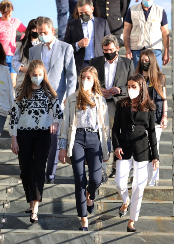 La princesse Leonor (chemisier noir et blanc), Le roi Felipe VI et la reine Letizia d'Espagne, L'infante Sofia d'Espagne - Visite royale au centre pour réfugiés ukrainiens Creade à Pozuelo de Alarcón près de Madrid, le 16 avril 2022. 