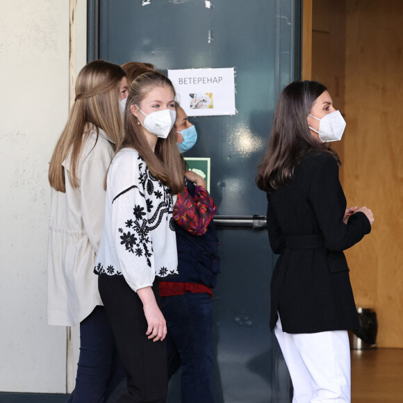 La princesse Leonor (chemisier noir et blanc), la reine Letizia d'Espagne, L'infante Sofia d'Espagne - Visite royale au centre pour réfugiés ukrainiens Creade à Pozuelo de Alarcón près de Madrid, le 16 avril 2022. 