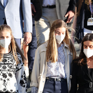 La princesse Leonor (chemisier noir et blanc), la reine Letizia d'Espagne, L'infante Sofia d'Espagne - Visite royale au centre pour réfugiés ukrainiens Creade à Pozuelo de Alarcón près de Madrid, le 16 avril 2022. 