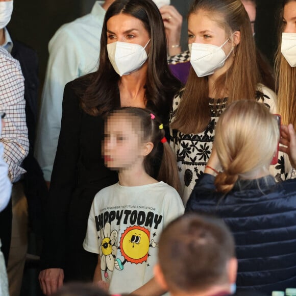 La princesse Leonor (chemisier noir et blanc), la reine Letizia d'Espagne, L'infante Sofia d'Espagne - Visite royale au centre pour réfugiés ukrainiens Creade à Pozuelo de Alarcón près de Madrid, le 16 avril 2022. 