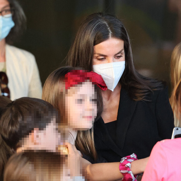 La reine Letizia d'Espagne - Visite royale au centre pour réfugiés ukrainiens Creade à Pozuelo de Alarcón près de Madrid, le 16 avril 2022. 