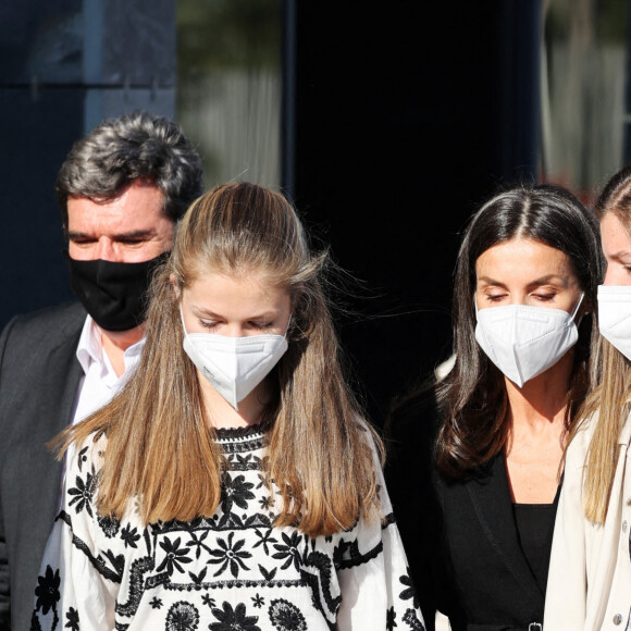 La princesse Leonor (chemisier noir et blanc), la reine Letizia d'Espagne, L'infante Sofia d'Espagne - Visite royale au centre pour réfugiés ukrainiens Creade à Pozuelo de Alarcón près de Madrid, le 16 avril 2022. 