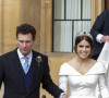 La princesse Eugénie et son mari Jack Brooksbank quittent le château de Windsor après leur mariage à bord d'une Aston Martin, le 12 octobre 2018.