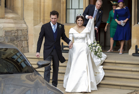 La princesse Eugénie et son mari Jack Brooksbank quittent le château de Windsor après leur mariage à bord d'une Aston Martin, le 12 octobre 2018.