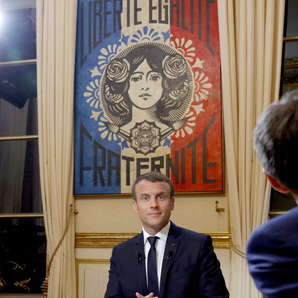 Le président de la République française Emmanuel Macron lors de son première grande interview télévisée sur de son quinquennat au palais de l'Elysée à Paris, France, le 15 octobre 2017. Le président de la République a répondu aux questions des journalistes Anne-Claire Coudray et Gilles Bouleau pour TF1 et de l'ancien présentateur du 20h de France 2, David Pujadas, pour son nouvel employeur LCI, la chaîne d'information du groupe TF1.