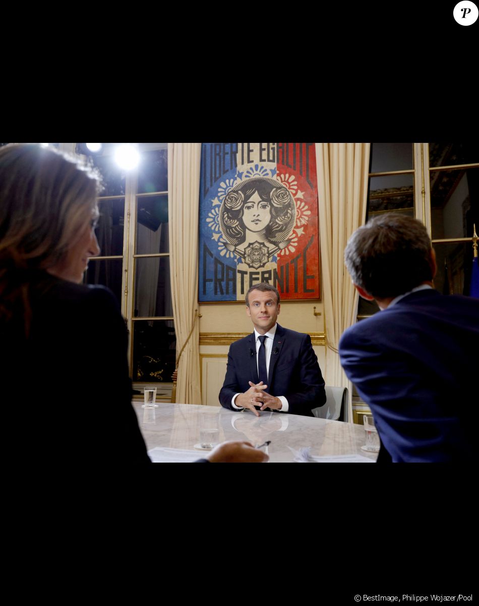 Le président de la République française Emmanuel Macron lors de son première grande interview télévisée sur de son quinquennat au palais de l'Elysée à Paris, France, le 15 octobre 2017. Le président de la République a répondu aux questions des journalistes Anne-Claire Coudray et Gilles Bouleau pour TF1 et de l'ancien présentateur du 20h de France 2, David Pujadas, pour son nouvel employeur LCI, la chaîne d'information du groupe TF1.
