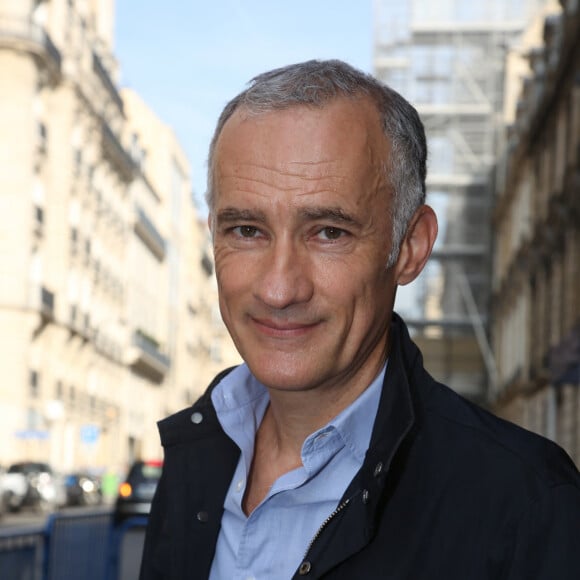 Exclusif - Gilles Bouleau dans les rues de Paris le 28 août 2017.