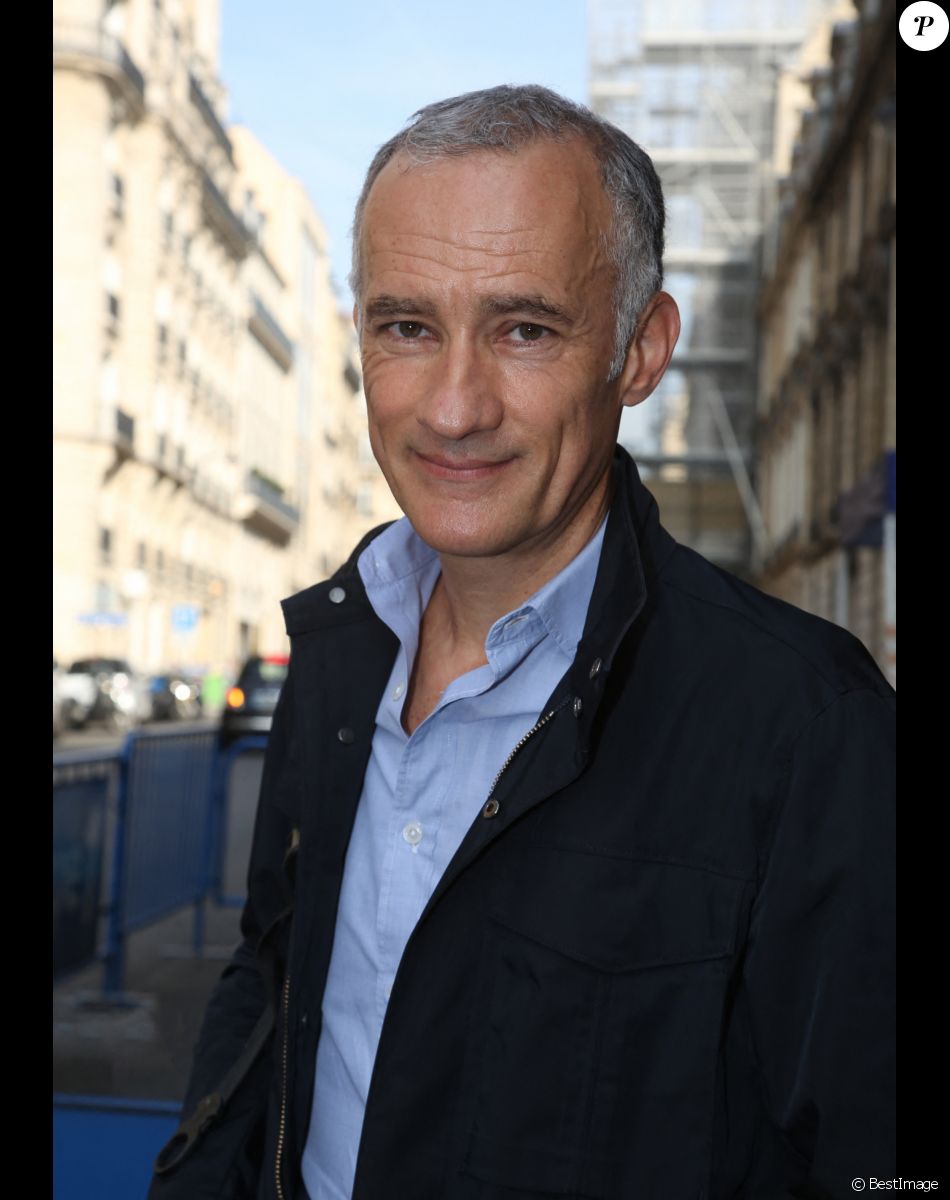 Exclusif - Gilles Bouleau dans les rues de Paris le 28 août 2017.