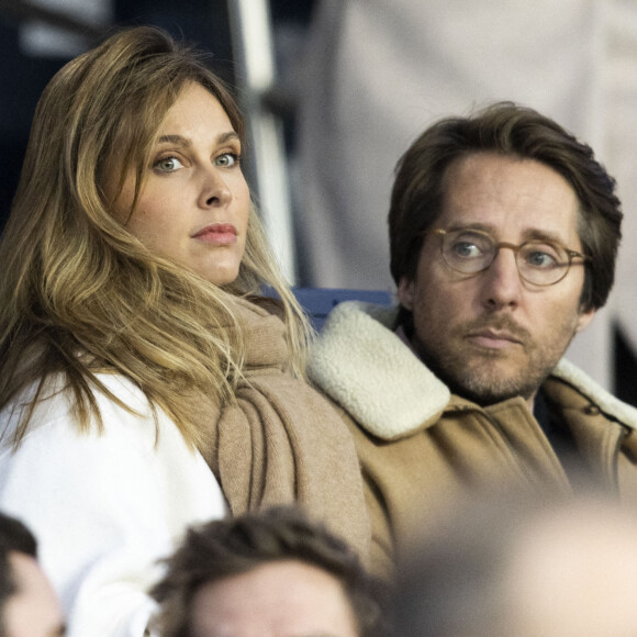 Ophélie Meunier et son mari Mathieu Vergne assistent dans les tribunes sous haute protection policière au match du PSG face à Lorient (5-1) au Parc des Princes à Paris le 3 avril 2022. © Agence/Bestimage