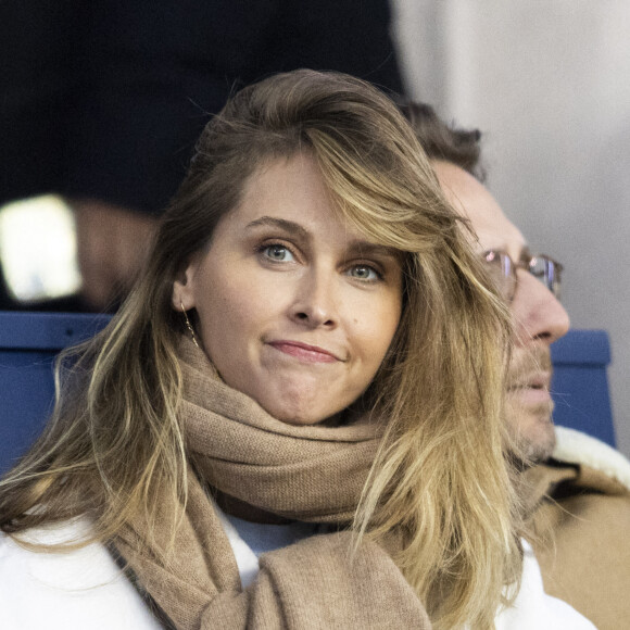 Ophélie Meunier et son mari Mathieu Vergne assistent dans les tribunes sous haute protection policière au match du PSG face à Lorient (5-1) au Parc des Princes à Paris le 3 avril 2022. © Agence/Bestimage