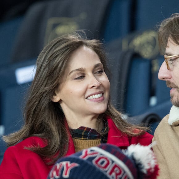 Mathieu Vergne et sa femme Ophélie Meunier - People dans les tribunes du parc des princes lors du match de championnat de Ligue 1 Conforama opposant le Paris Saint-Germain (PSG) à Lille le 22 Novembre 2019 à Paris © Cyril Moreau / Bestimage  People attending the soccer game between PSG and Lille at parc des princes on November 22, 2019. 