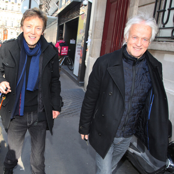 Exclusif - Dave et son compagnon Patrick Loiseau et leur chien Chance dans les rues de Paris le 11 Février 2016.