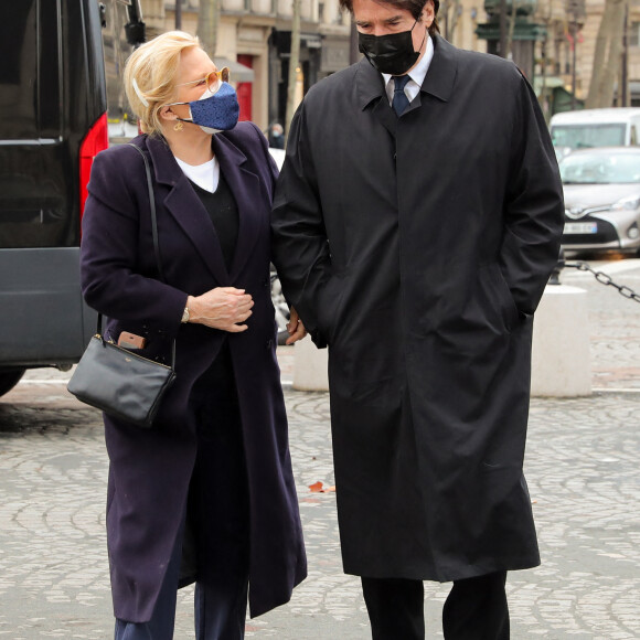Sylvie Vartan et son mari Tony Scotti - Arrivées à la messe anniversaire à la mémoire de Pierre Cardin en l'église de La Madeleine à Paris. Le 29 janvier 2021.
