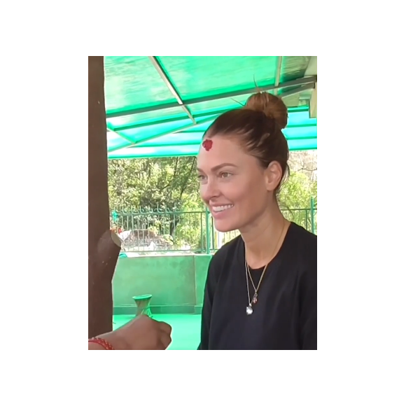 Caroline Receveur au Népal, au Katmandou, pour se libérer de ses angoisses - Instagram