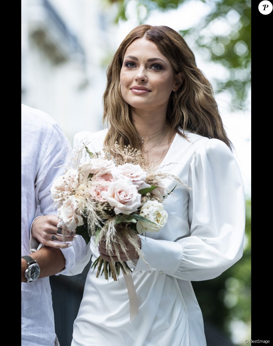 Caroline Receveur - Caroline Receveur et Hugo Philip arrivent à la Mairie du 16ème arrondissement à Paris pour leur mariage, le 11 juillet 2020.