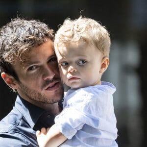 Hugo Philip et son fils Marlon - Caroline Receveur et Hugo Philip arrivent à la Mairie du 16ème arrondissement à Paris pour leur mariage, le 11 juillet 2020.