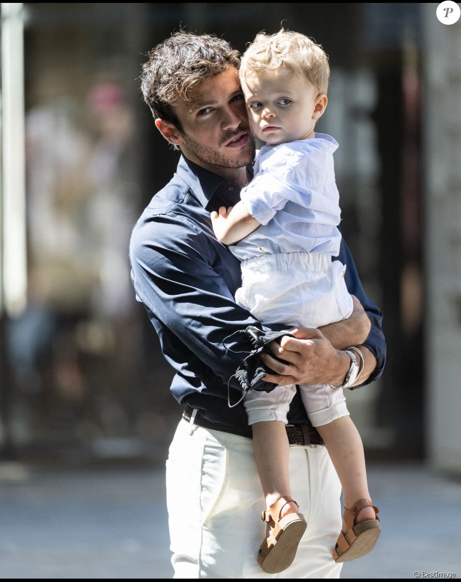 Hugo Philip et son fils Marlon - Caroline Receveur et Hugo Philip arrivent à la Mairie du 16ème arrondissement à Paris pour leur mariage, le 11 juillet 2020.