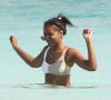 Exclusif - Sasha Obama se baigne avec une amie sur la plage de Cancun au Mexique, le 14 janvier 2018.