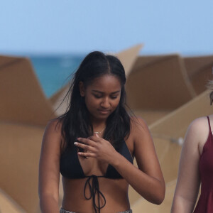 Sasha Obama, la fille du président Barack Obama, passe l'après-midi à la plage à Miami avec des amis le 14 janvier 2017.