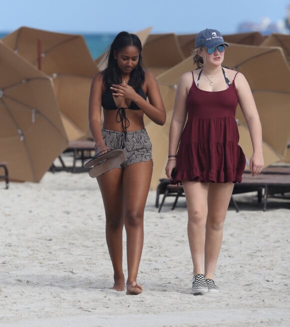 Sasha Obama, la fille du président Barack Obama, passe l'après-midi à la plage à Miami avec des amis le 14 janvier 2017.