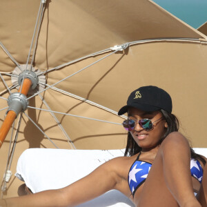 Exclusif - Sasha Obama, la fille du président Barack Obama, passe l'après-midi à la plage à Miami avec des amis le 14 janvier 2017.  